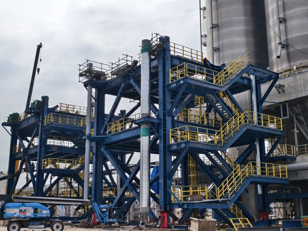 華陸公司總承包福建中沙古雷乙烯項目聚丙烯裝置擠壓造?？蚣芊忭敚瑯酥竟こ探ㄔO取得關鍵進展